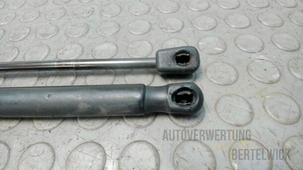 Foto: HECKKLAPPENDÄMPFERPAAR eines Ford C-MAX 1.6 EcoBoost Start-Stop-System Special