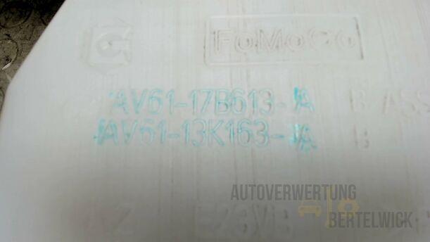 Foto: SCHEIBENWASCHBEHÄLTER eines Ford C-MAX 1.6 EcoBoost Start-Stop-System Special