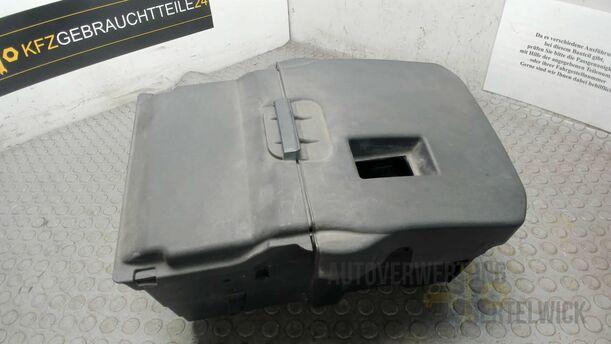 Foto: BATTERIEKASTEN eines Ford C-MAX 1.6 EcoBoost Start-Stop-System Special