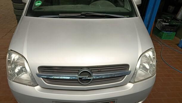 Foto: MOTORHAUBE eines Opel Meriva 1.6 16V Easytronic Special