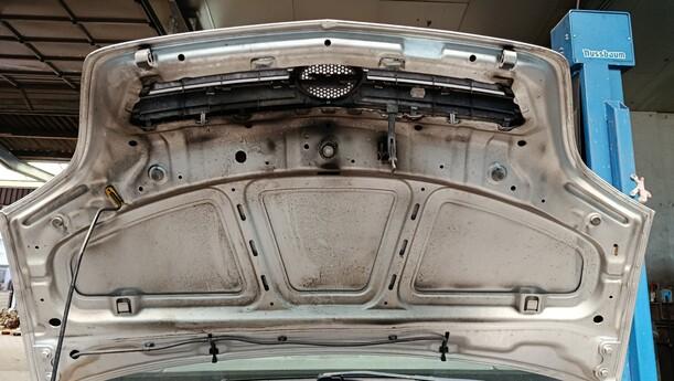 Foto: MOTORHAUBE eines Opel Meriva 1.6 16V Easytronic Special