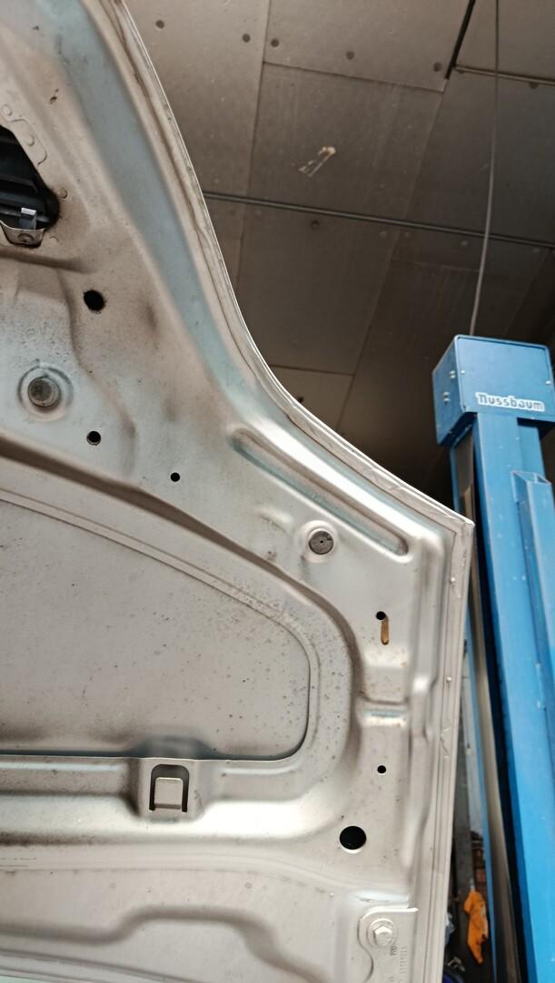 Foto: MOTORHAUBE eines Opel Meriva 1.6 16V Easytronic Special