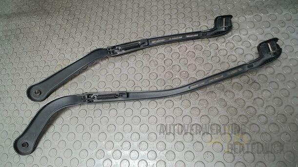 Foto: SCHEIBENWISCHERARME VORN eines BMW 320i Touring Special