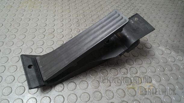 Foto: GASPEDAL ( SCHALTGETRIEBE ) eines BMW 320i Touring Special