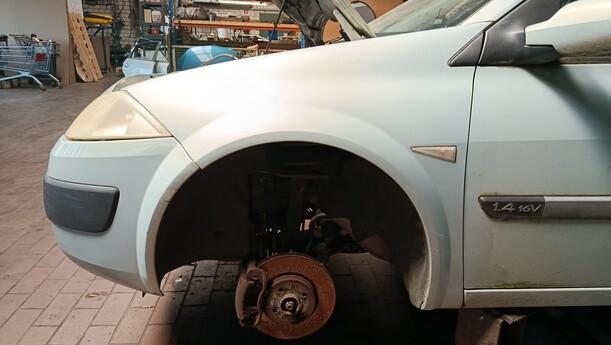 Foto: KOTFLÜGEL LINKS eines Renault Megane 1.4 Grandtour Special