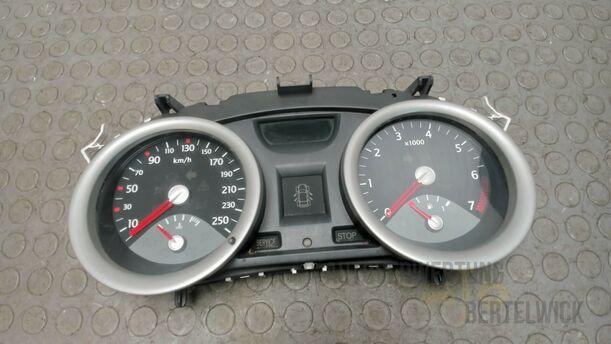Foto: KOMBIINSTRUMENT / TACHOEINHEIT eines Renault Megane 1.4 Grandtour Special