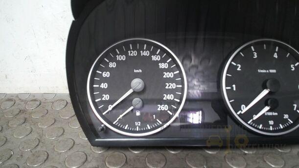 Foto: TACHOEINHEIT/ KOMBIINSTRUMENT eines BMW 320i Touring Special