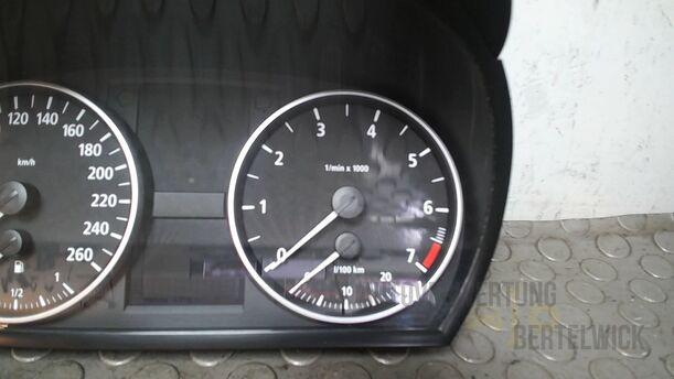 Foto: TACHOEINHEIT/ KOMBIINSTRUMENT eines BMW 320i Touring Special