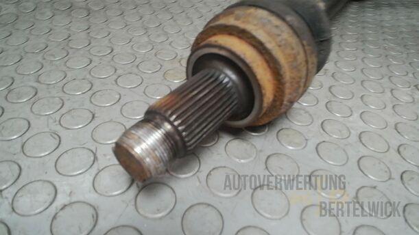 Foto: ANTRIEBSWELLE HINTEN LINKS ( SCHALTGETRIEBE ) eines BMW 320i Touring Special
