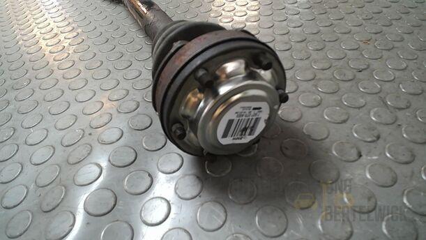 Foto: ANTRIEBSWELLE HINTEN LINKS ( SCHALTGETRIEBE ) eines BMW 320i Touring Special