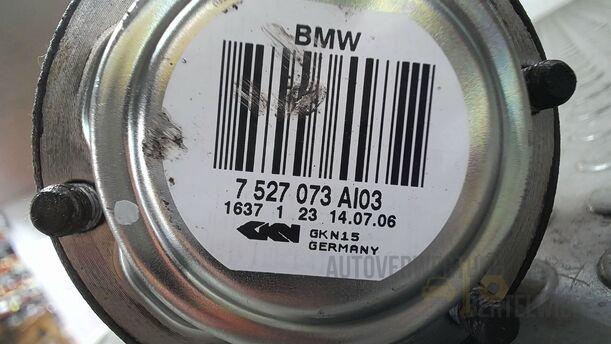 Foto: ANTRIEBSWELLE HINTEN LINKS ( SCHALTGETRIEBE ) eines BMW 320i Touring Special