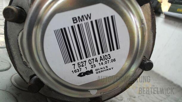 Foto: ANTRIEBSWELLE HINTEN RECHTS ( SCHALTGETRIEBE ) eines BMW 320i Touring Special