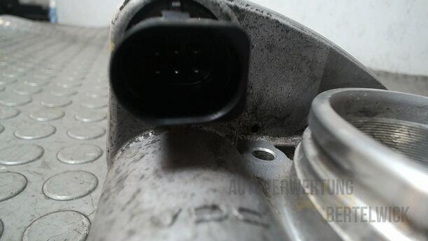 Foto: DROSSELKLAPPENSTUTZEN/ DROSSELKLAPPE eines BMW 320i Touring Special