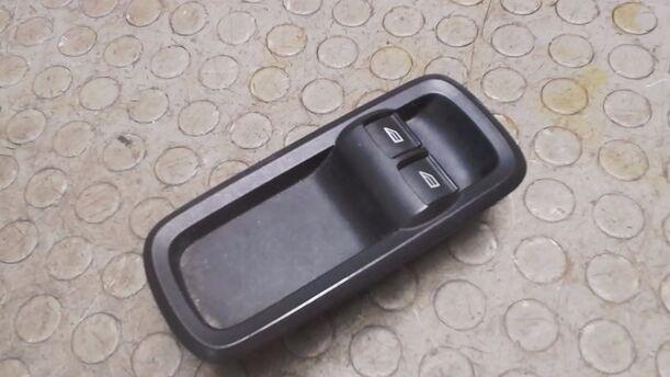 Foto: FENSTERHEBERSCHALTER LINKS eines Ford Fiesta 1.25 Special