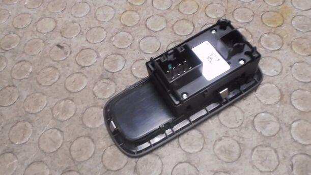 Foto: FENSTERHEBERSCHALTER LINKS eines Ford Fiesta 1.25 Special