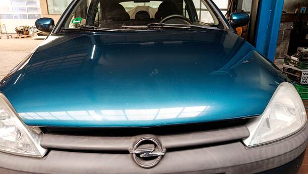 Foto: MOTORHAUBE eines Opel Corsa 1.0 12V Special