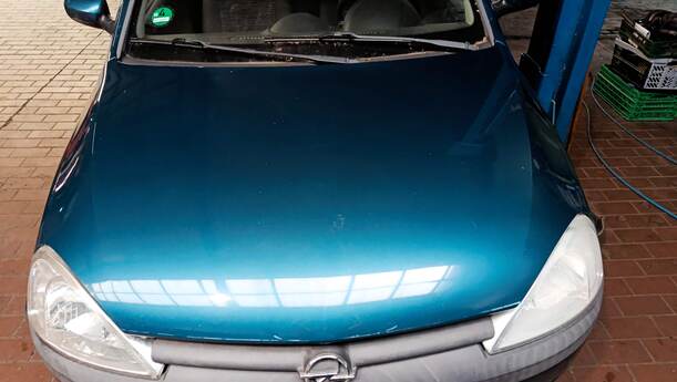 Foto: MOTORHAUBE eines Opel Corsa 1.0 12V Special