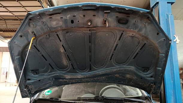 Foto: MOTORHAUBE eines Opel Corsa 1.0 12V Special