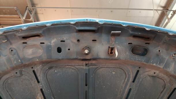 Foto: MOTORHAUBE eines Opel Corsa 1.0 12V Special