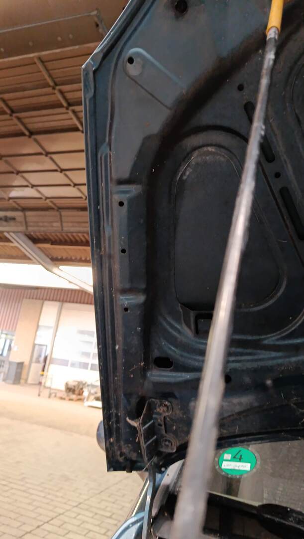 Foto: MOTORHAUBE eines Opel Corsa 1.0 12V Special