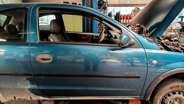 Foto: TÜR VORNE RECHTS ( 2/3 TÜRER ) eines Opel Corsa 1.0 12V Special