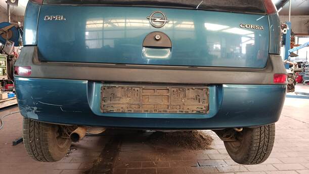 Foto: STOSSFÄNGER / STOßSTANGE HINTEN eines Opel Corsa 1.0 12V Special