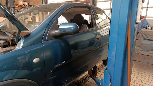 Foto: TÜR VORNE LINKS ( 2/3 TÜRER ) eines Opel Corsa 1.0 12V Special