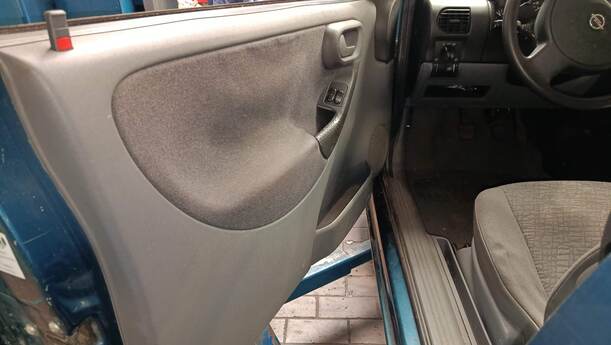 Foto: TÜR VORNE LINKS ( 2/3 TÜRER ) eines Opel Corsa 1.0 12V Special