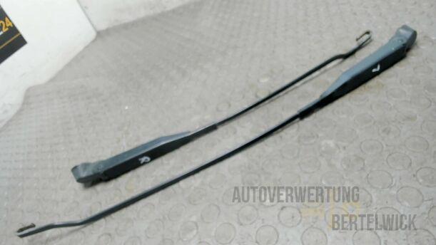 Foto: SCHEIBENWISCHERARME VORNE eines Opel Corsa 1.0 12V Special