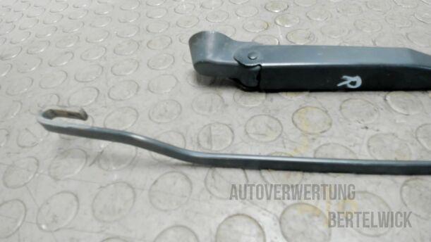 Foto: SCHEIBENWISCHERARME VORNE eines Opel Corsa 1.0 12V Special