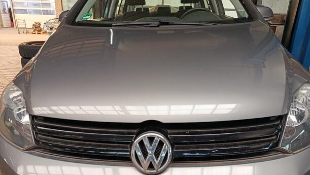 Foto: MOTORHAUBE eines VW Golf Plus 1.2 TSI Special