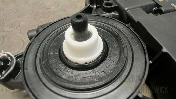 Foto: MOTOR FENSTERHEBER VORNE LINKS eines VW Golf Plus 1.2 TSI Special