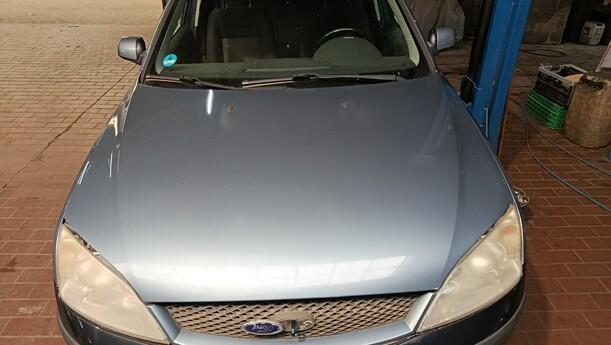 Foto: MOTORHAUBE eines Ford Mondeo 2.0 Turnier Special