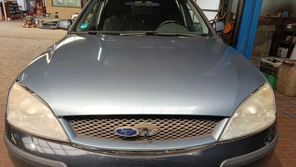 Foto: MOTORHAUBE eines Ford Mondeo 2.0 Turnier Special