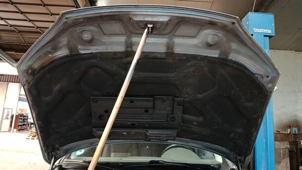 Foto: MOTORHAUBE eines Ford Mondeo 2.0 Turnier Special