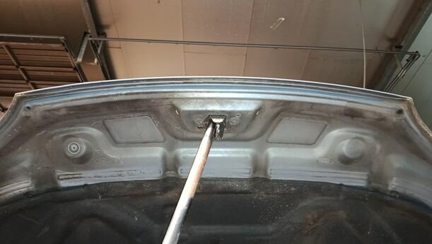 Foto: MOTORHAUBE eines Ford Mondeo 2.0 Turnier Special