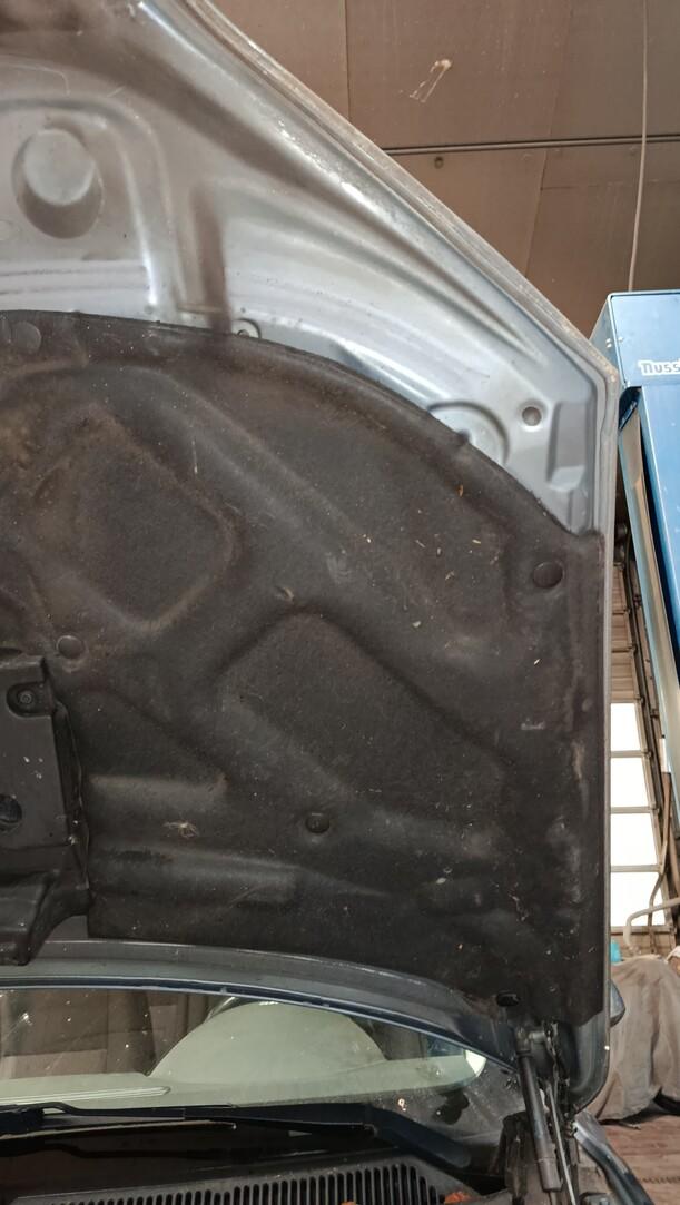 Foto: MOTORHAUBE eines Ford Mondeo 2.0 Turnier Special