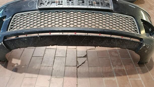 Foto: STOSSFÄNGER/ STOßSTANGE VORN ( SCHWARZ ) eines Ford Mondeo 2.0 Turnier Special