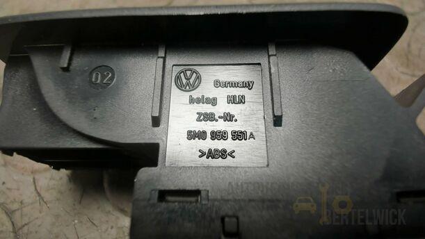 Foto: SCHALTER TANKKLAPPENBETÄTIGUNG eines VW Golf Plus 1.2 TSI Special