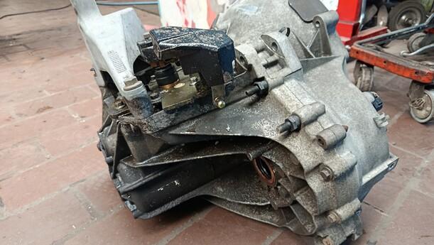 Foto: SCHALTGETRIEBE 1S7R7002BE eines Ford Mondeo 2.0 Turnier Special