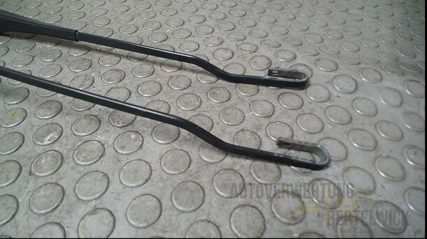 Foto: SCHEIBENWISCHERARME VORN eines Ford Mondeo 2.0 Turnier Special