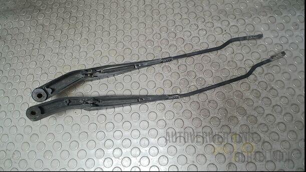 Foto: SCHEIBENWISCHERARME VORN eines Ford Mondeo 2.0 Turnier Special