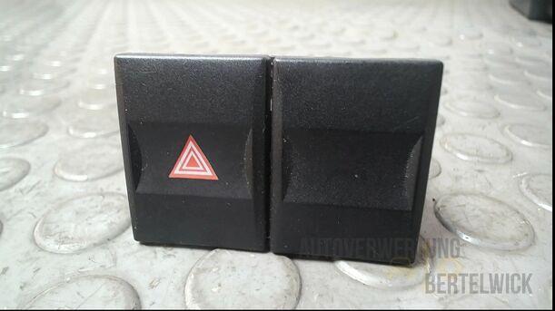 Foto: SCHALTER WARNBLINKANLAGE/ WARNBLINKSCHALTER eines Ford Mondeo 2.0 Turnier Special