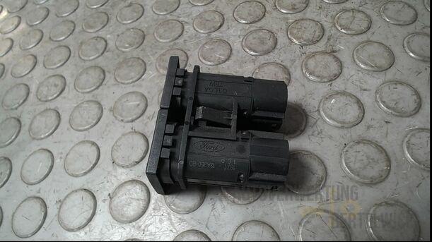 Foto: SCHALTER WARNBLINKANLAGE/ WARNBLINKSCHALTER eines Ford Mondeo 2.0 Turnier Special
