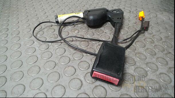 Foto: GURTSTRAFFER VORN LINKS eines Ford Mondeo 2.0 Turnier Special