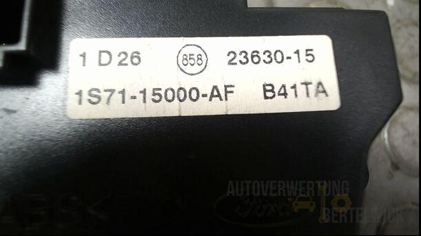 Foto: UHR eines Ford Mondeo 2.0 Turnier Special