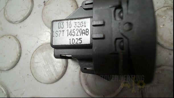 Foto: FENSTERHEBERSCHALTER eines Ford Mondeo 2.0 Turnier Special