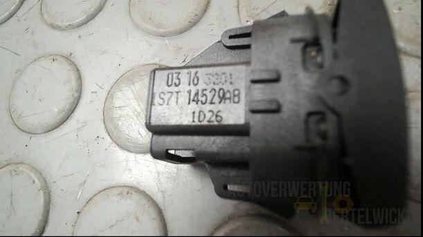 Foto: FENSTERHEBERSCHALTER eines Ford Mondeo 2.0 Turnier Special