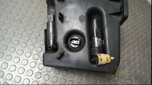 Foto: SCHEIBENWASCHBEHÄLTER ( SCHEINWERFERREINIGUNG ) eines VW Golf Plus 1.2 TSI Special
