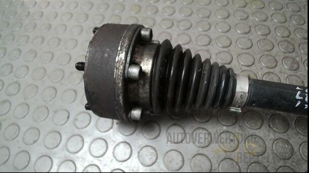 Foto: ANTRIEBSWELLE LINKS ( SCHALTGETRIEBE ) eines VW Golf Plus 1.2 TSI Special
